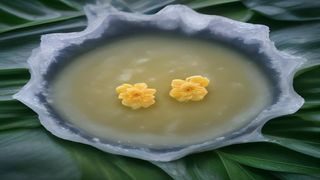 蘑菇视频影视区·悬疑烧脑剧，暗色调，迷雾场景，紧张氛围